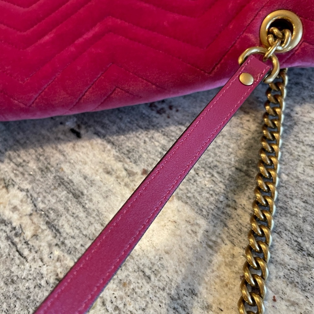 Gucci authentic Vibrant Pink Crossbody Bag with Gold Chain - Picture 4 of 15